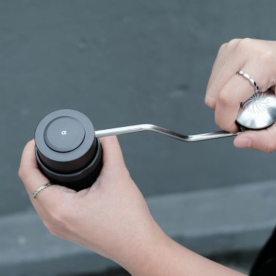 (現貨|全港免運) Hario - Alpha 合金鋼鍍鈦刀盤 a阿爾法手搖磨豆機 30g容量 (義大利頂級磨芯) AMS-TB【台灣限定款】