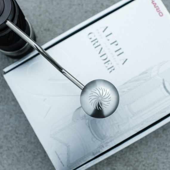 (現貨|全港免運) Hario - Alpha 合金鋼鍍鈦刀盤 a阿爾法手搖磨豆機 30g容量 (義大利頂級磨芯) AMS-TB【台灣限定款】